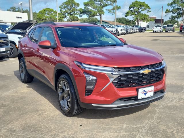 Used 2024 Chevrolet Trax LT w/ Driver Confidence Package FWD image 2
