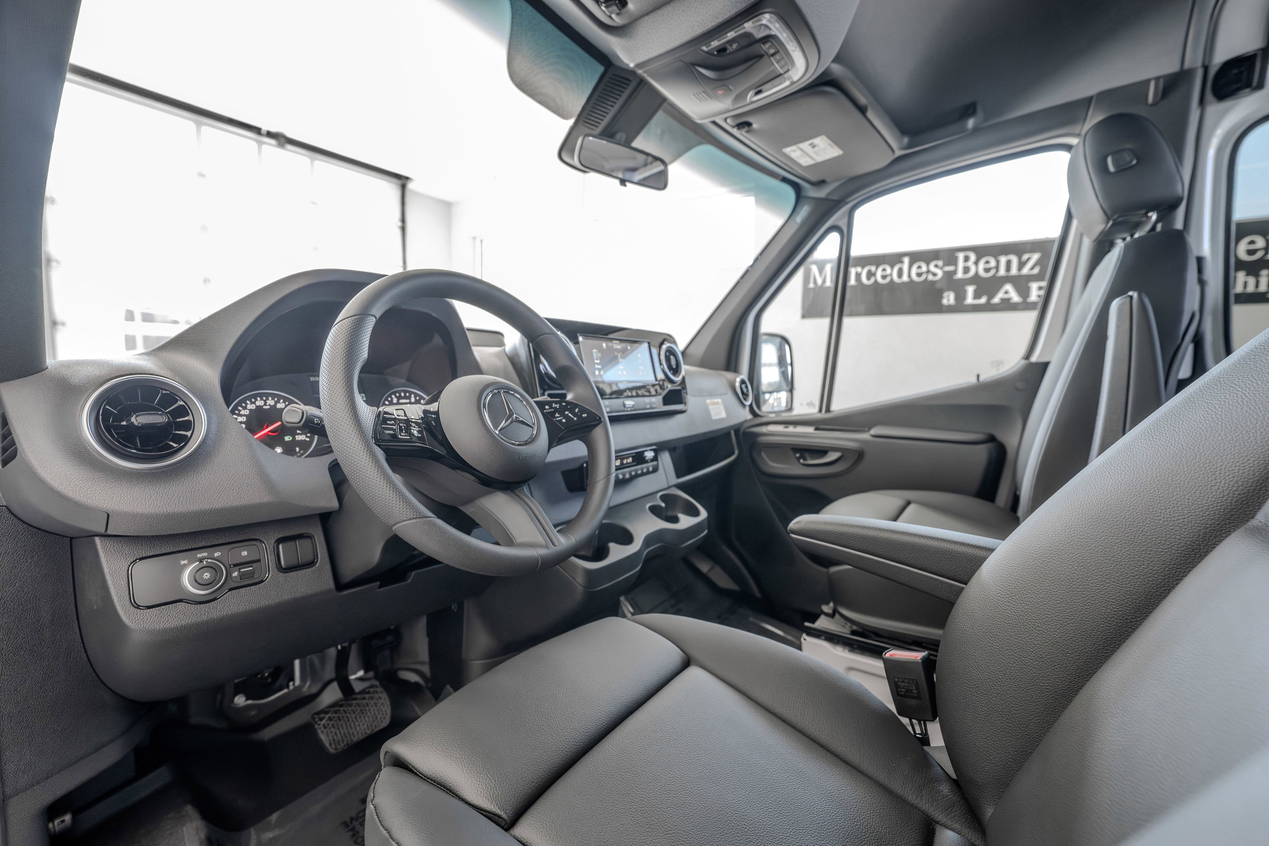 Used 2025 Mercedes-Benz Sprinter 2500 image 6