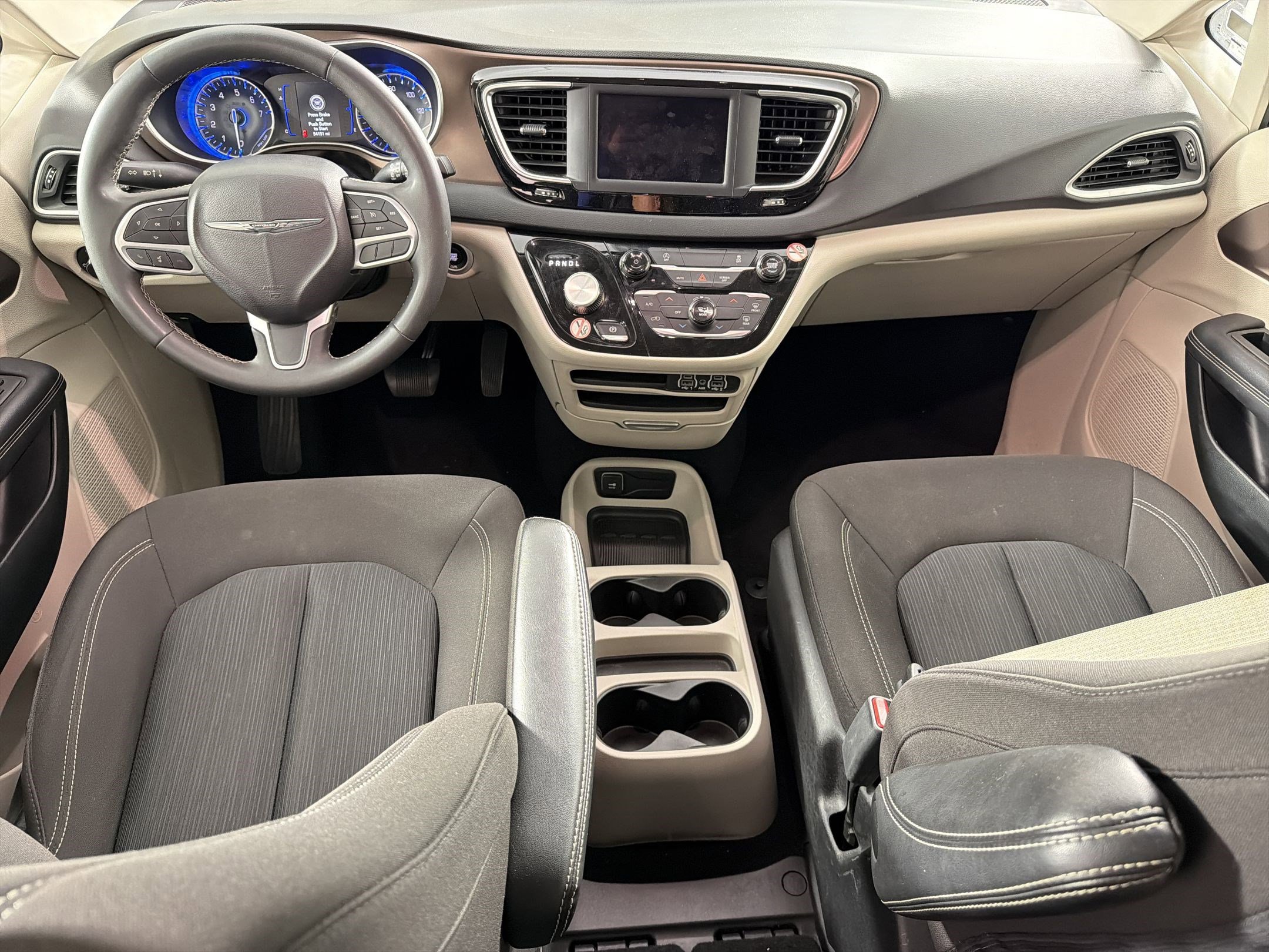 Used 2023 Chrysler Voyager LX image 25