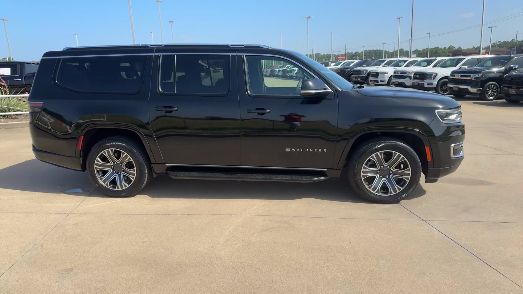 Used 2024 Jeep Wagoneer L Series II w/ Flexible Seating Group AWD/4WD image 2