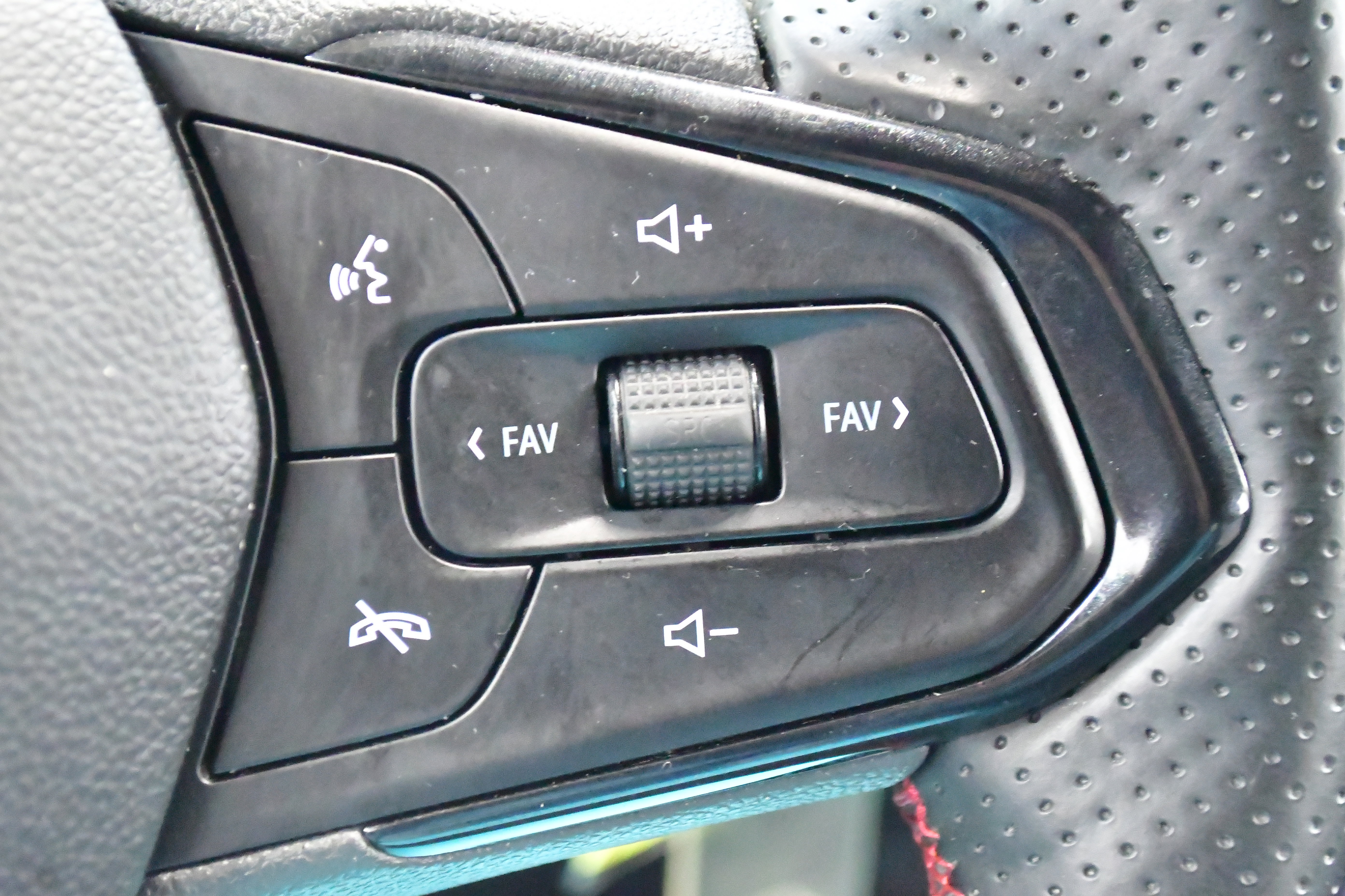 Used 2025 Chevrolet Trax RS w/ Driver Confidence Package FWD image 26