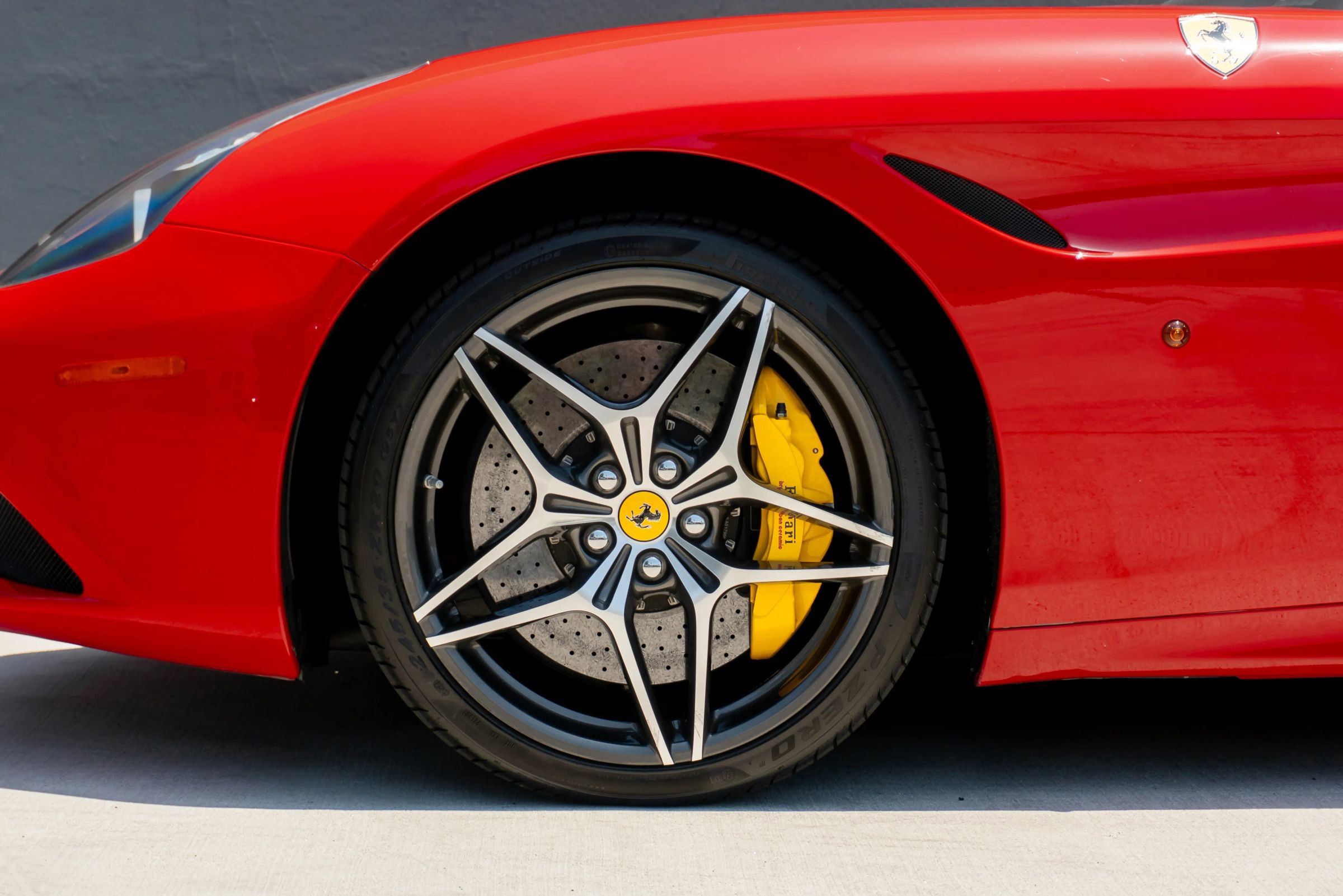 Used 2016 Ferrari California T RWD image 13