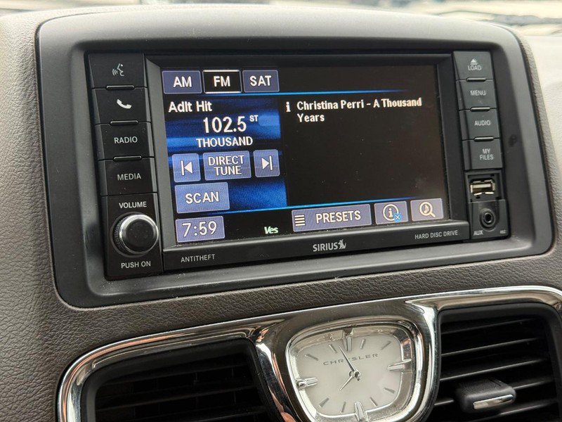 Used 2014 Chrysler Town & Country Touring-L w/ Driver Convenience Group FWD image 18