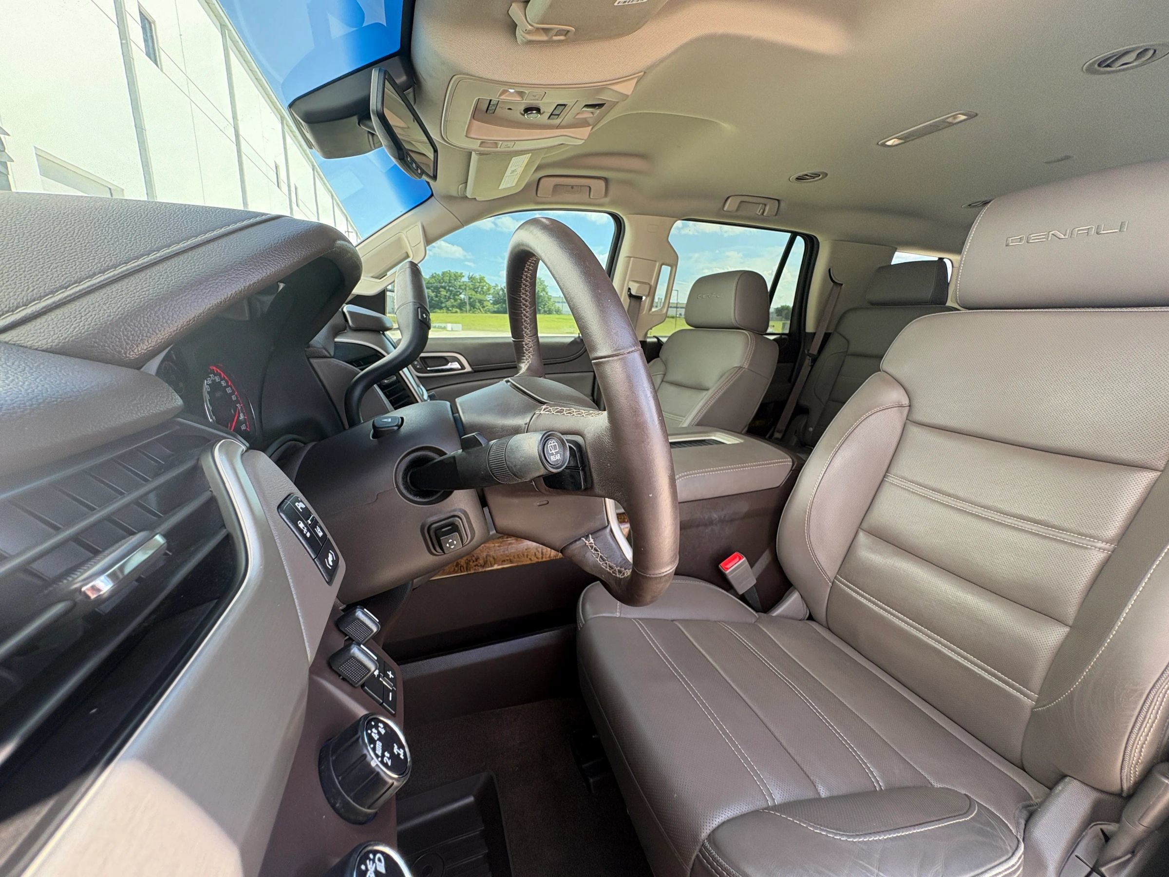 Used 2015 GMC Yukon Denali w/ Enhanced Security Package AWD/4WD image 27