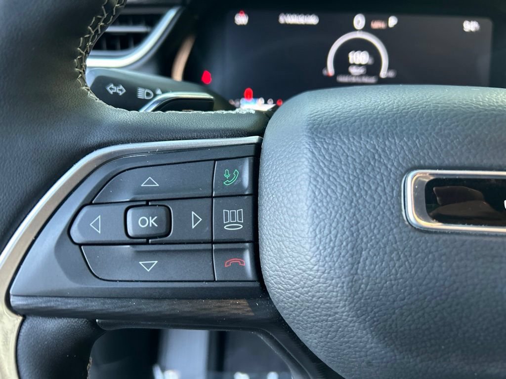 Used 2025 Jeep Grand Cherokee Altitude AWD/4WD image 16