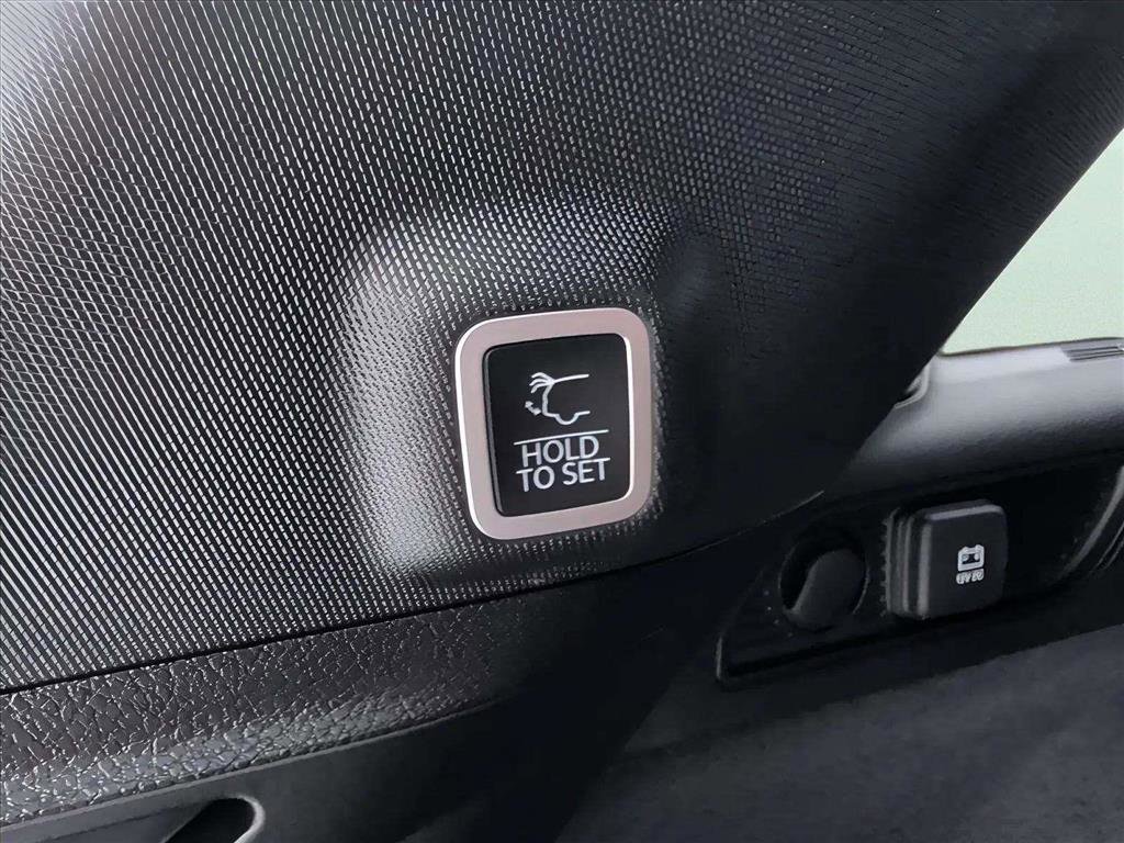 Used 2023 Jeep Grand Cherokee Overland w/ Luxury Tech Group IV image 18