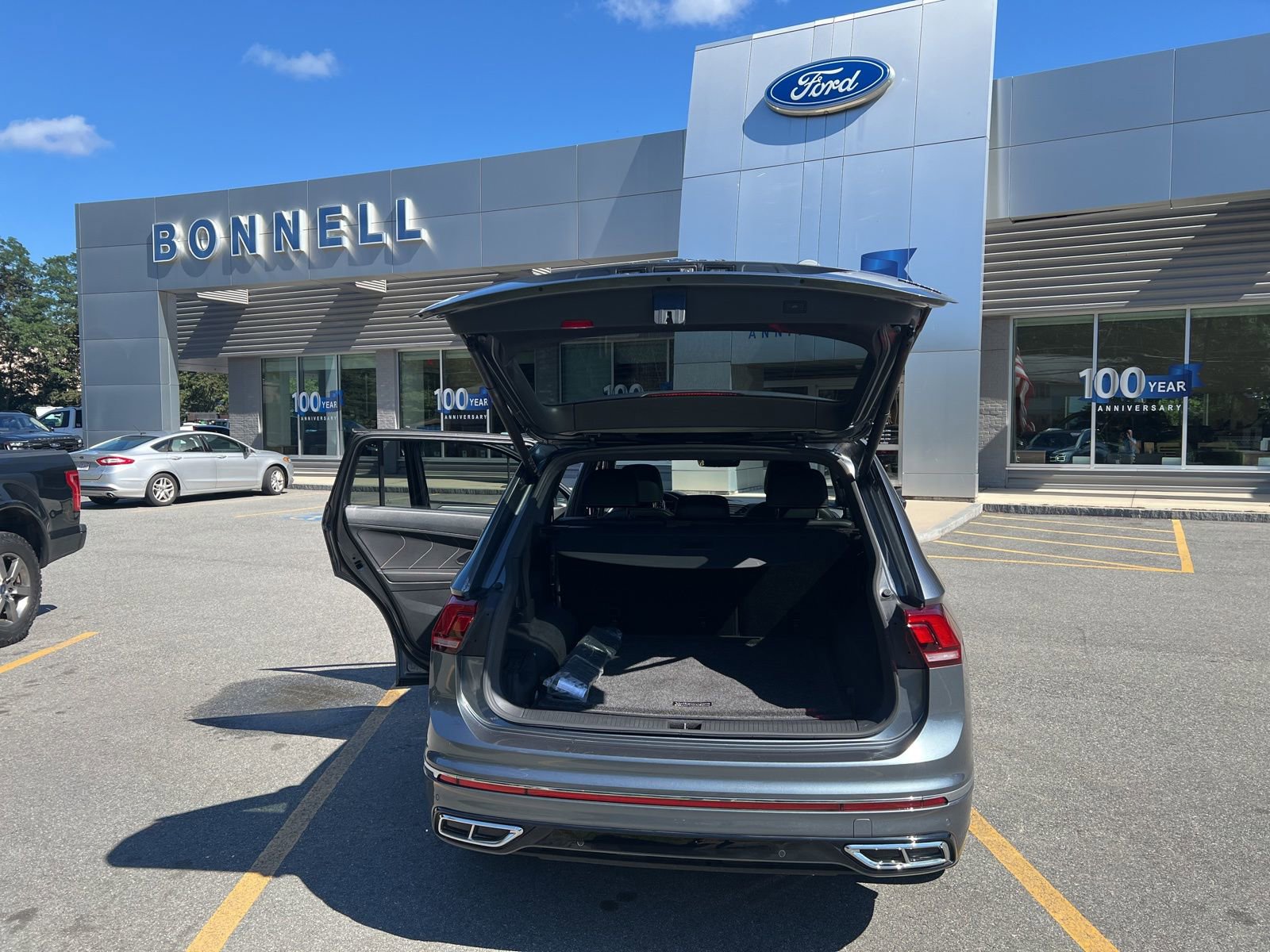 Used 2022 Volkswagen Tiguan SEL R-Line image 9