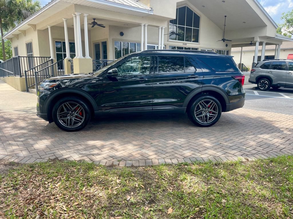 Used 2025 Ford Explorer ST-Line w/ ST-Line Street Pack AWD/4WD image 2
