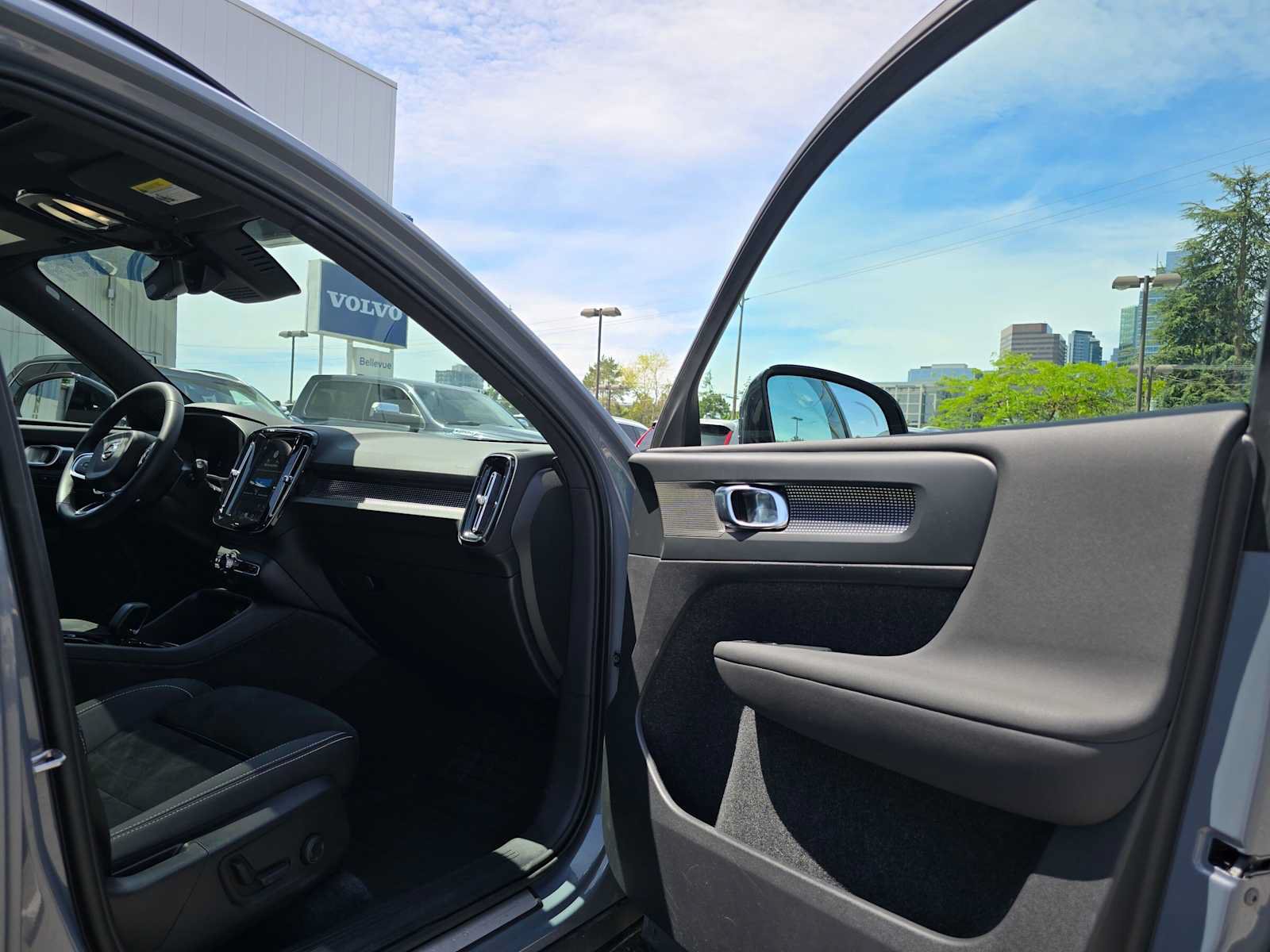 Certified 2023 Volvo XC40 B5 Plus w/ Protection Package Premier AWD/4WD image 11
