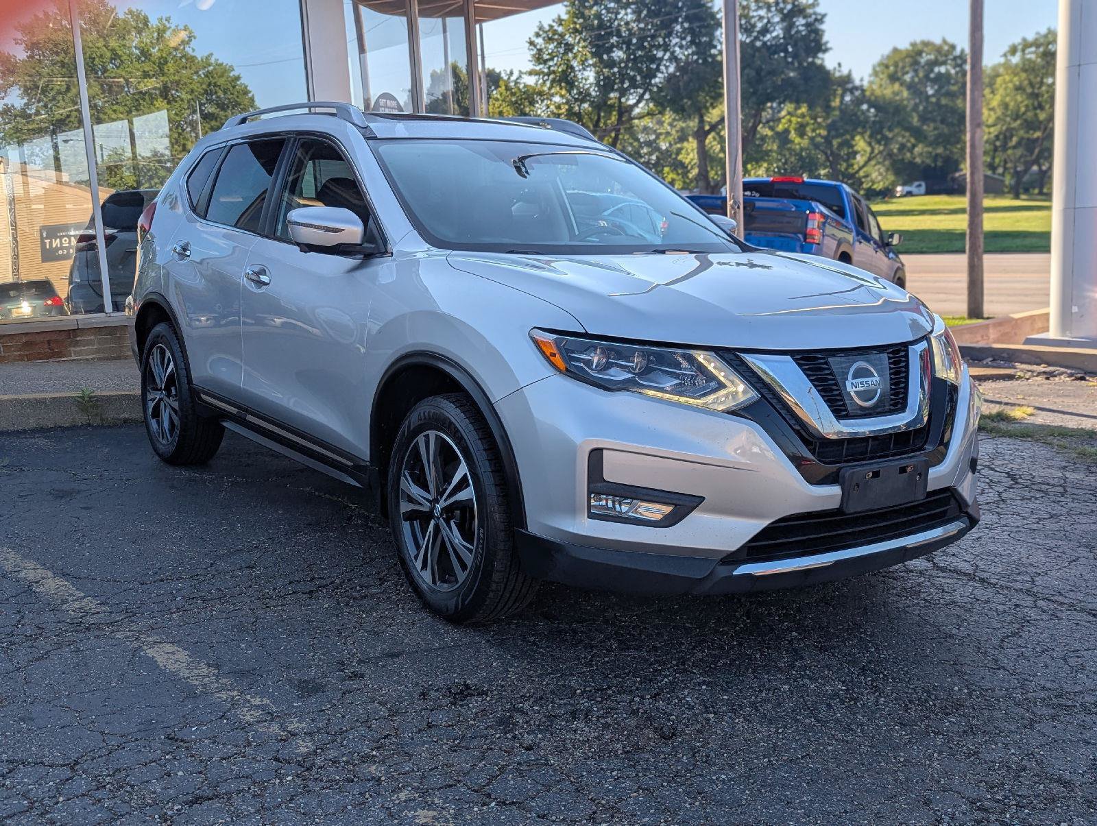 Used 2017 Nissan Rogue SL w/ SL Premium Package AWD/4WD image 1