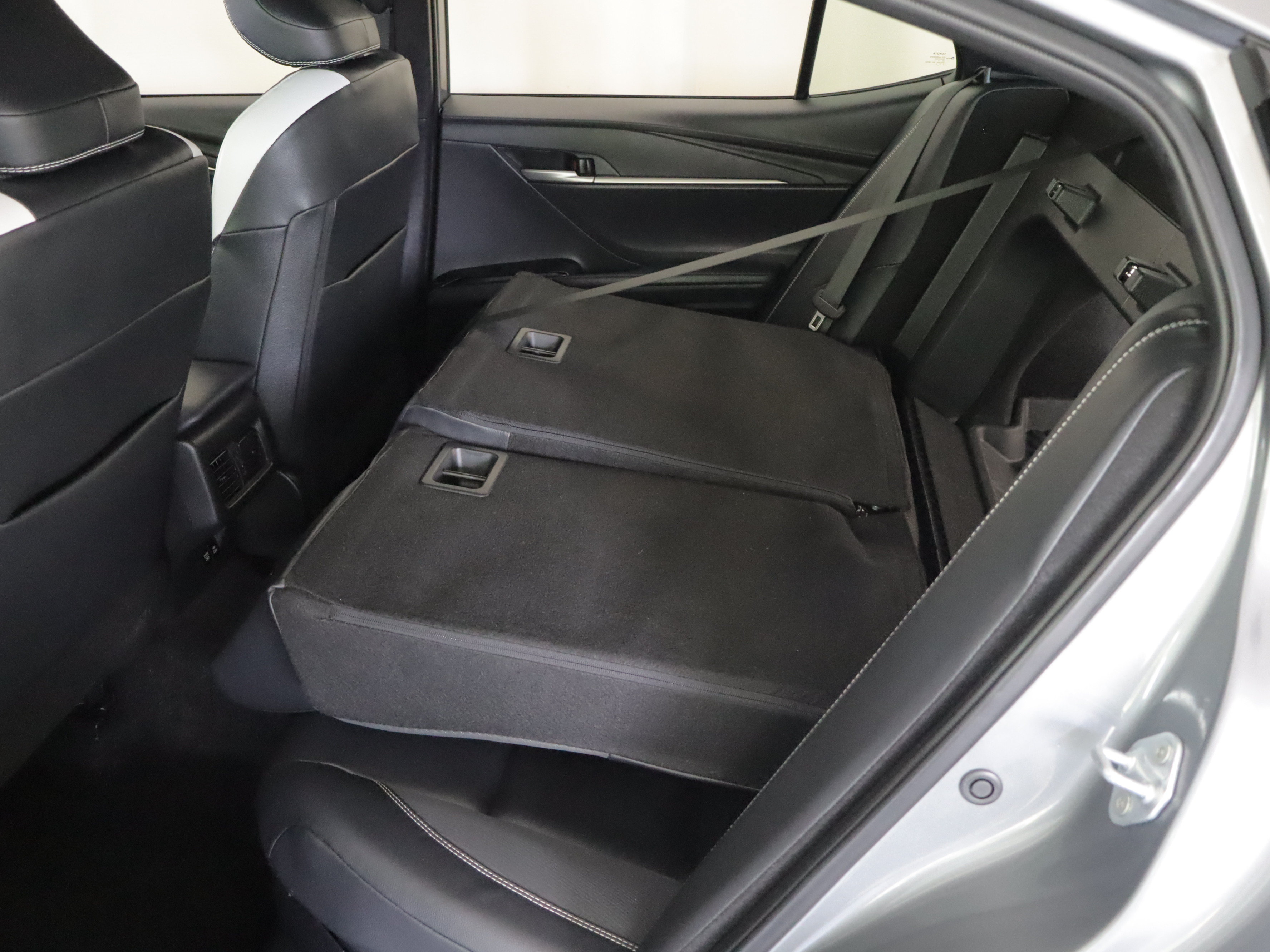Used 2025 Toyota Camry SE w/ Convenience Package FWD image 21