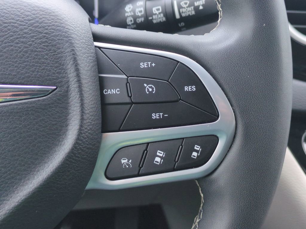Used 2023 Chrysler Pacifica Touring-L FWD image 19