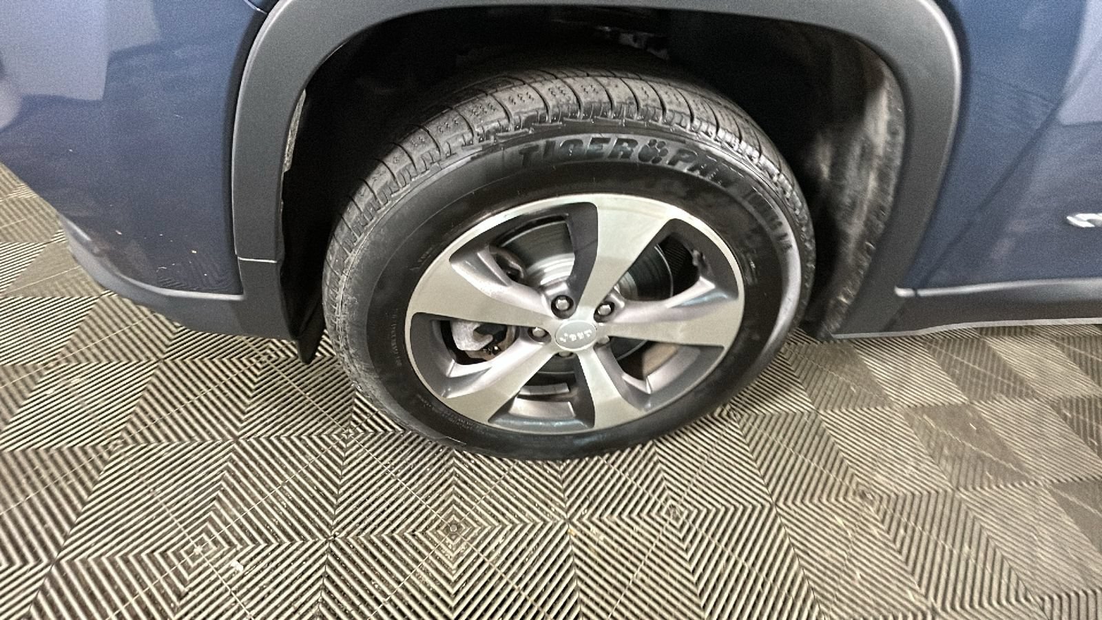 Used 2020 Jeep Cherokee Limited AWD/4WD image 11