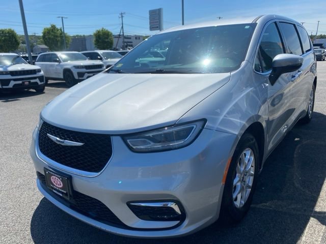 Used 2023 Chrysler Pacifica Touring-L FWD image 1