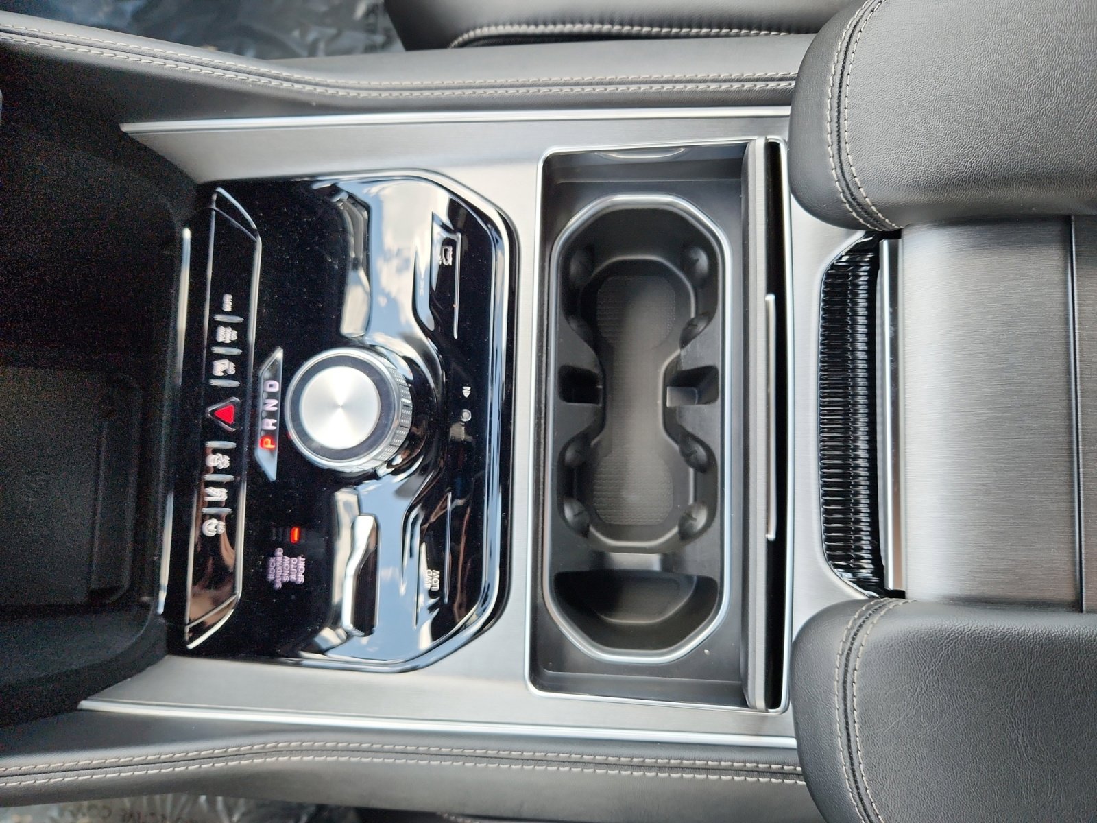 New 2025 Jeep Wagoneer Series II w/ HD Trailer Tow Package image 15