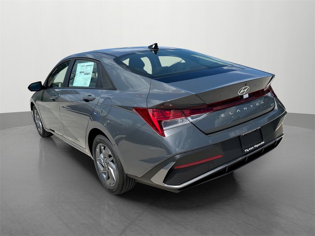Used 2024 Hyundai Elantra Blue image 3