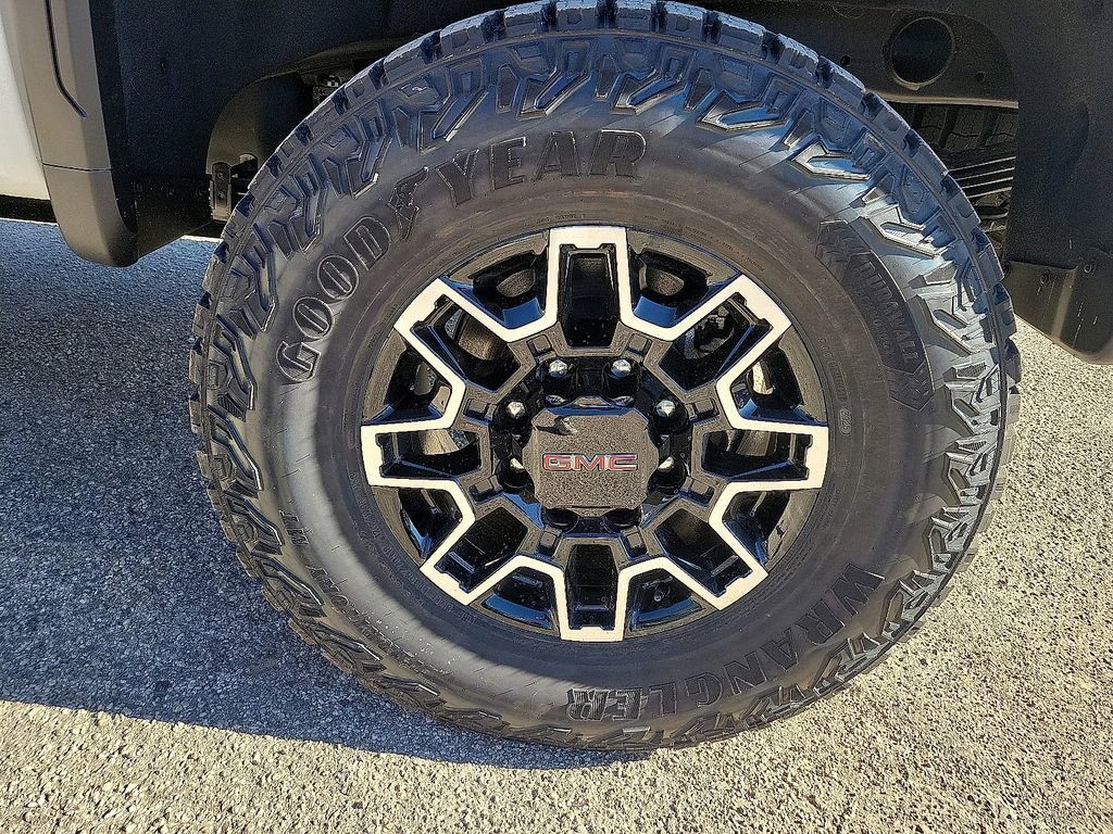 Used 2026 GMC Sierra 2500 AT4X image 10