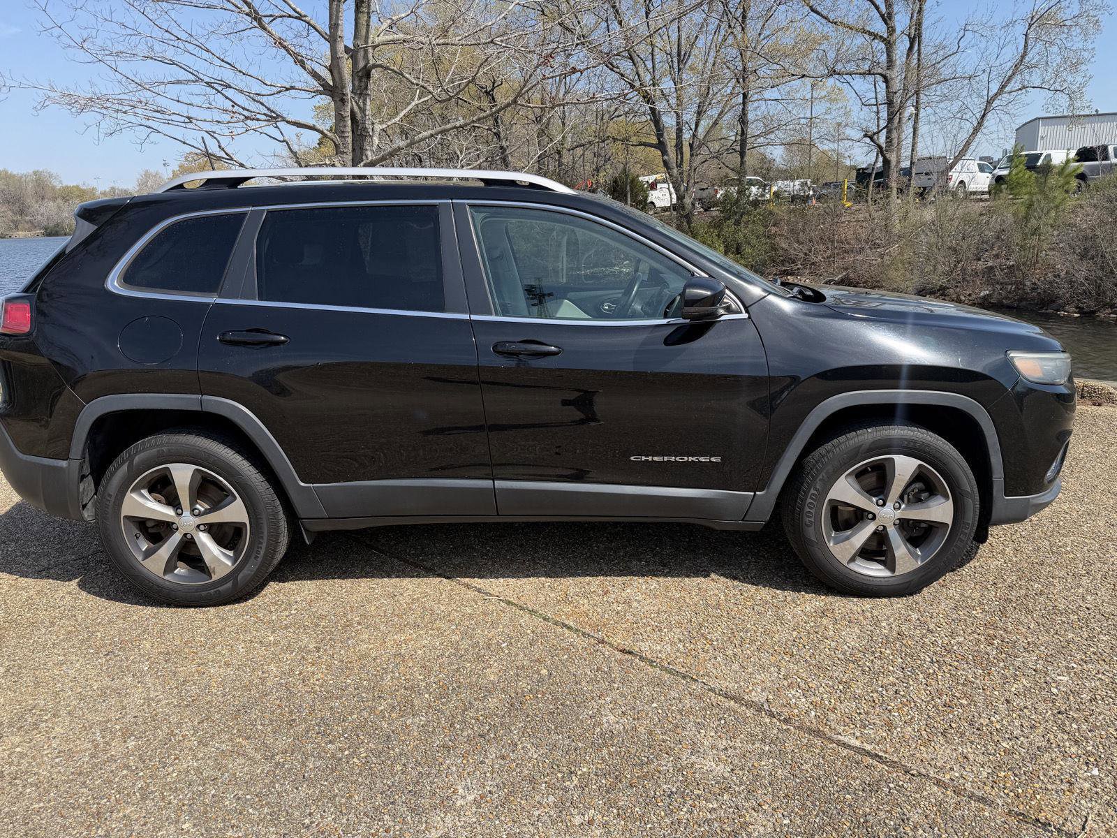 Used 2019 Jeep Cherokee Limited image 2