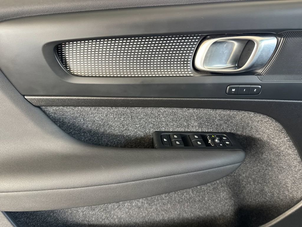Certified 2025 Volvo XC40 B5 Plus image 10
