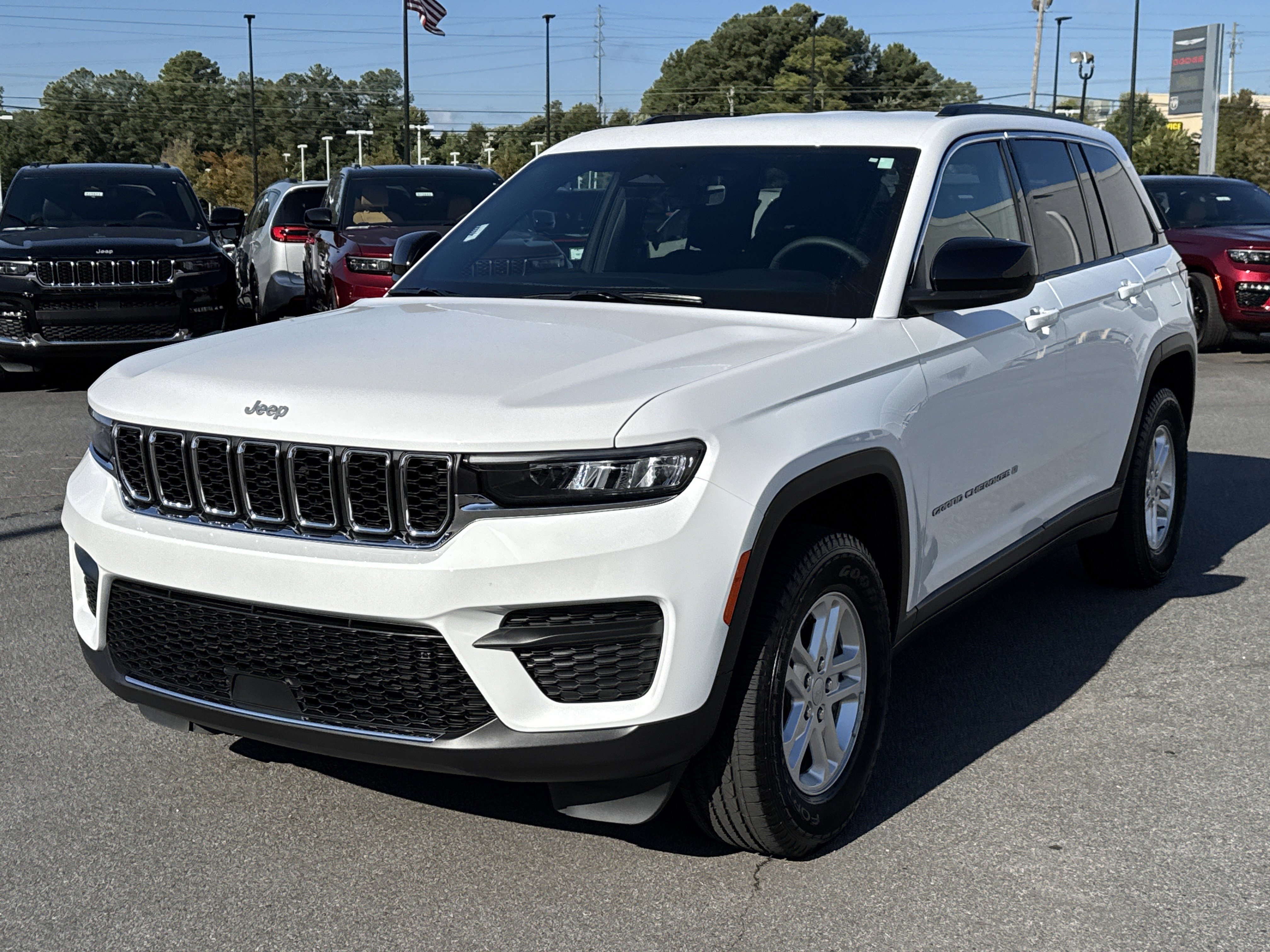 Used 2025 Jeep Grand Cherokee Laredo w/ Luxury Tech Group I image 3