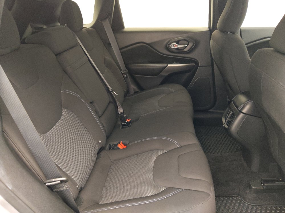Used 2019 Jeep Cherokee Latitude w/ Cold Weather Group AWD/4WD image 19