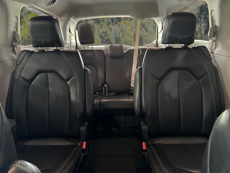 Used 2023 Chrysler Pacifica Touring-L FWD image 31