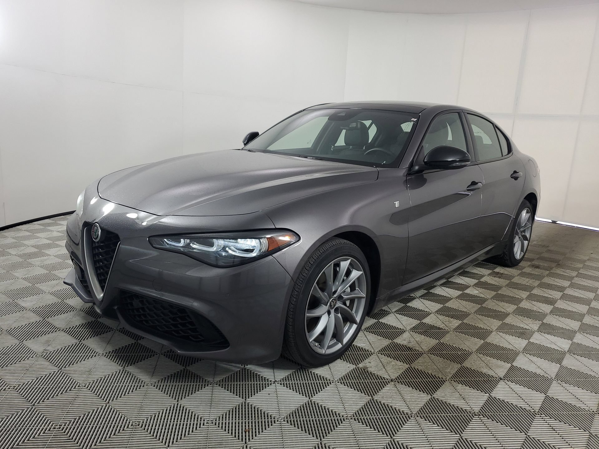 Used 2024 Alfa Romeo Giulia Ti w/ Active Assist Plus Package AWD/4WD image 4