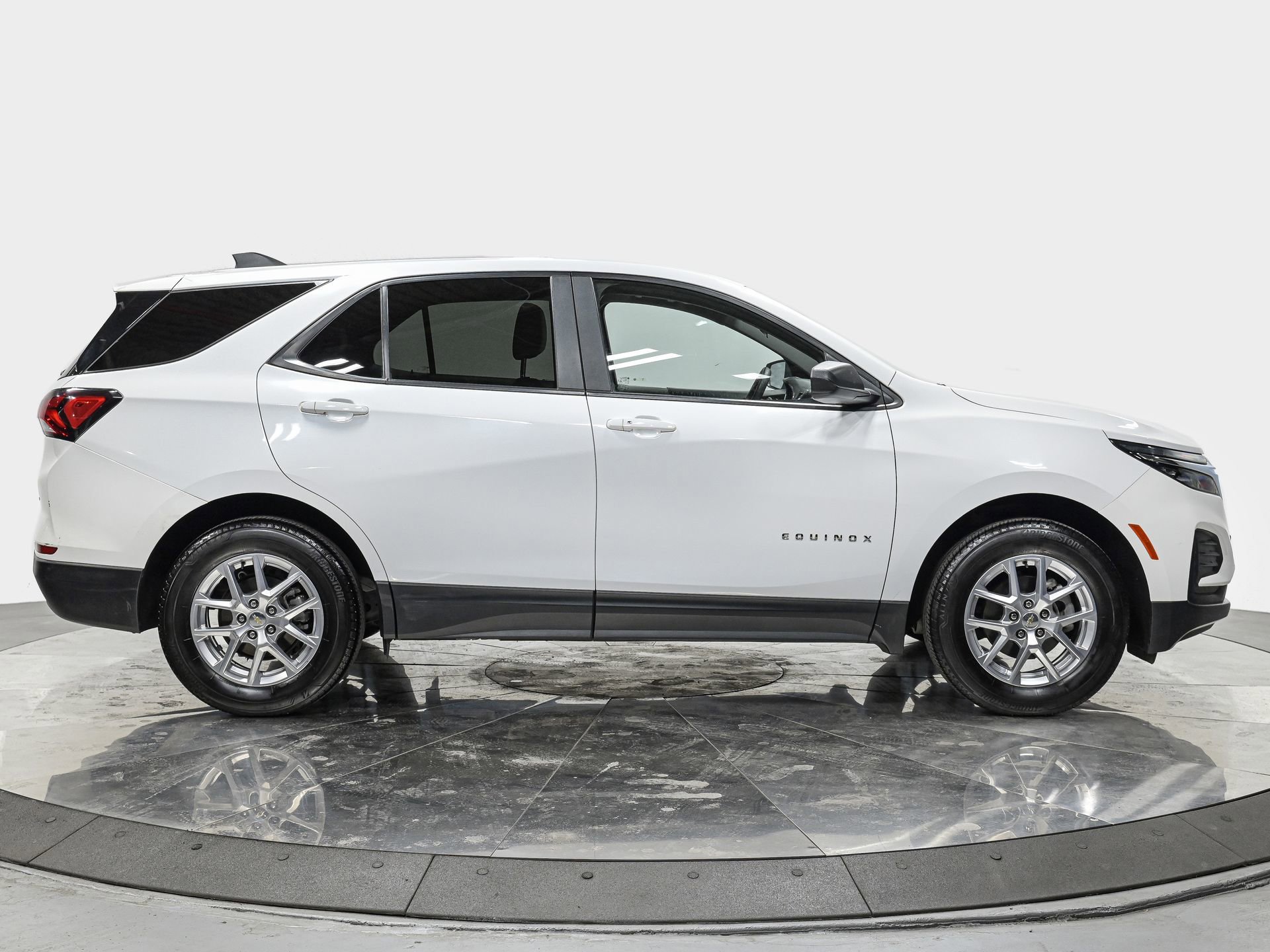 Used 2024 Chevrolet Equinox LS w/ LS Convenience Package image 8