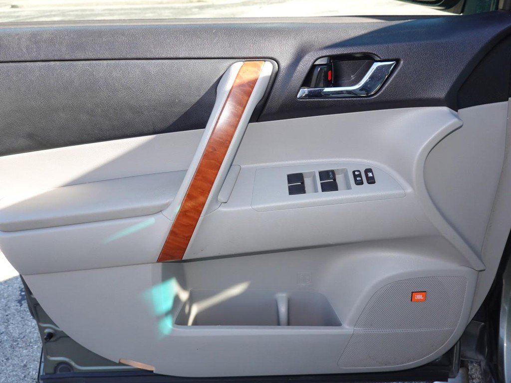 Used 2010 Toyota Highlander Limited image 19