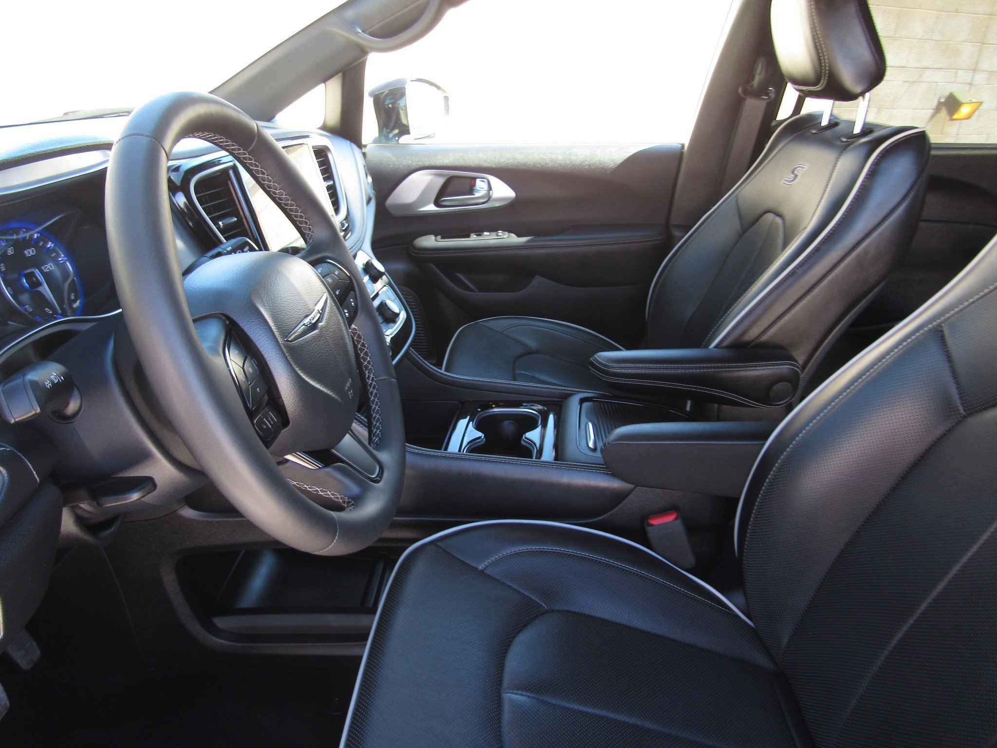 Used 2025 Chrysler Pacifica Limited image 17