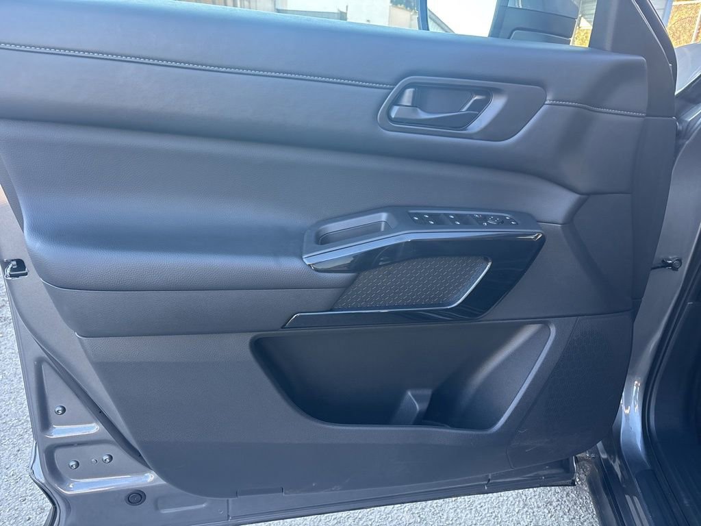 Used 2025 Nissan Pathfinder SV image 32