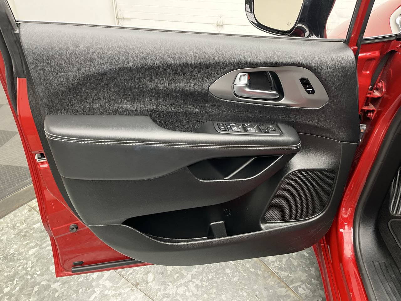 Used 2025 Chrysler Pacifica Select FWD image 7