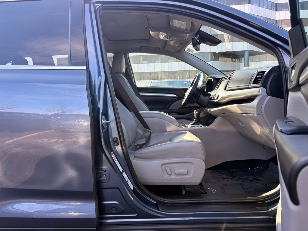 Used 2019 Toyota Highlander XLE image 24