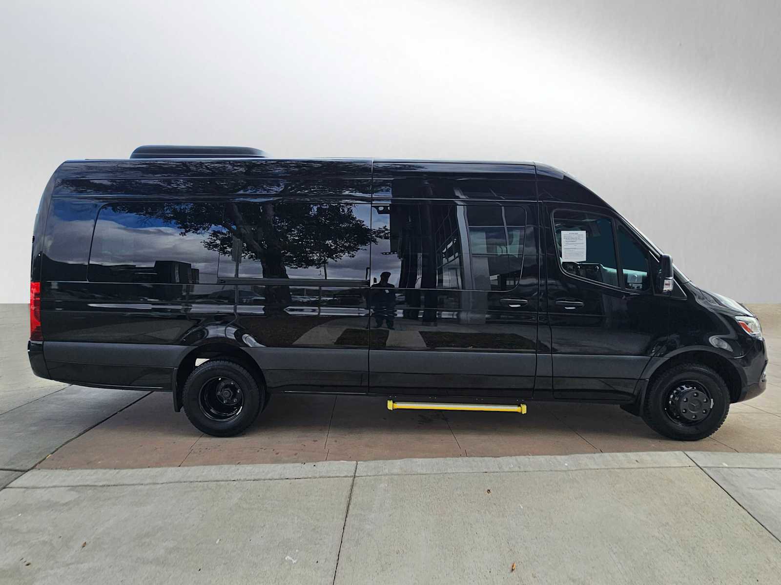 Used 2024 Mercedes-Benz Sprinter 4500 image 4