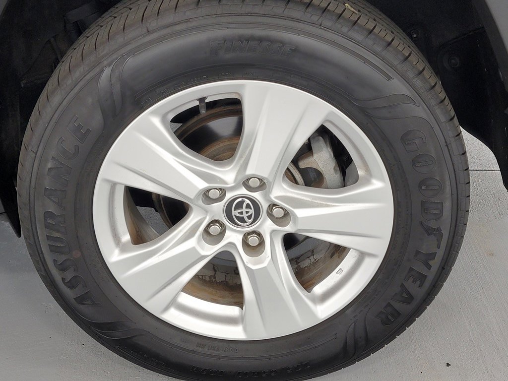Used 2020 Toyota RAV4 XLE FWD image 11