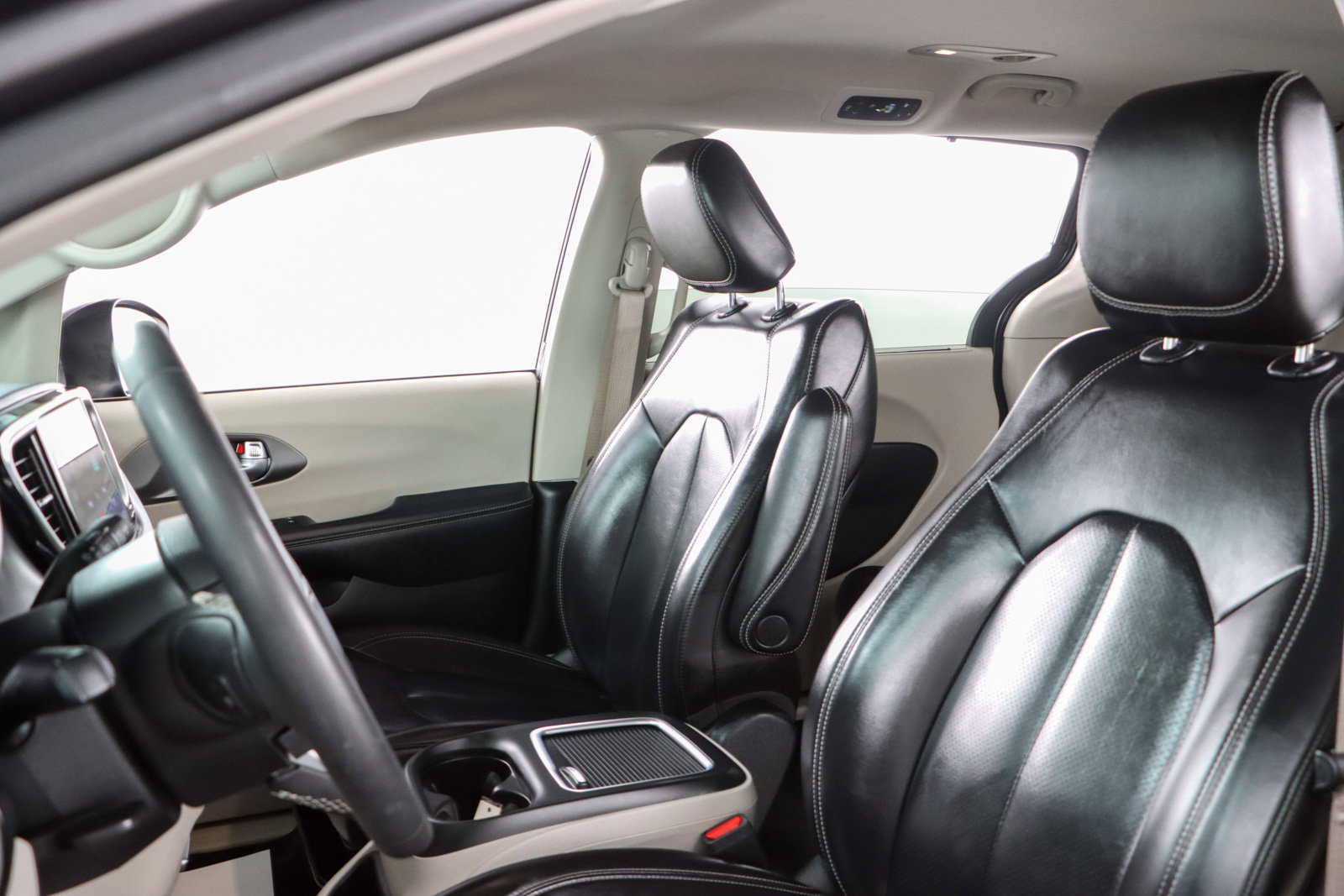 Used 2023 Chrysler Pacifica Touring-L image 23
