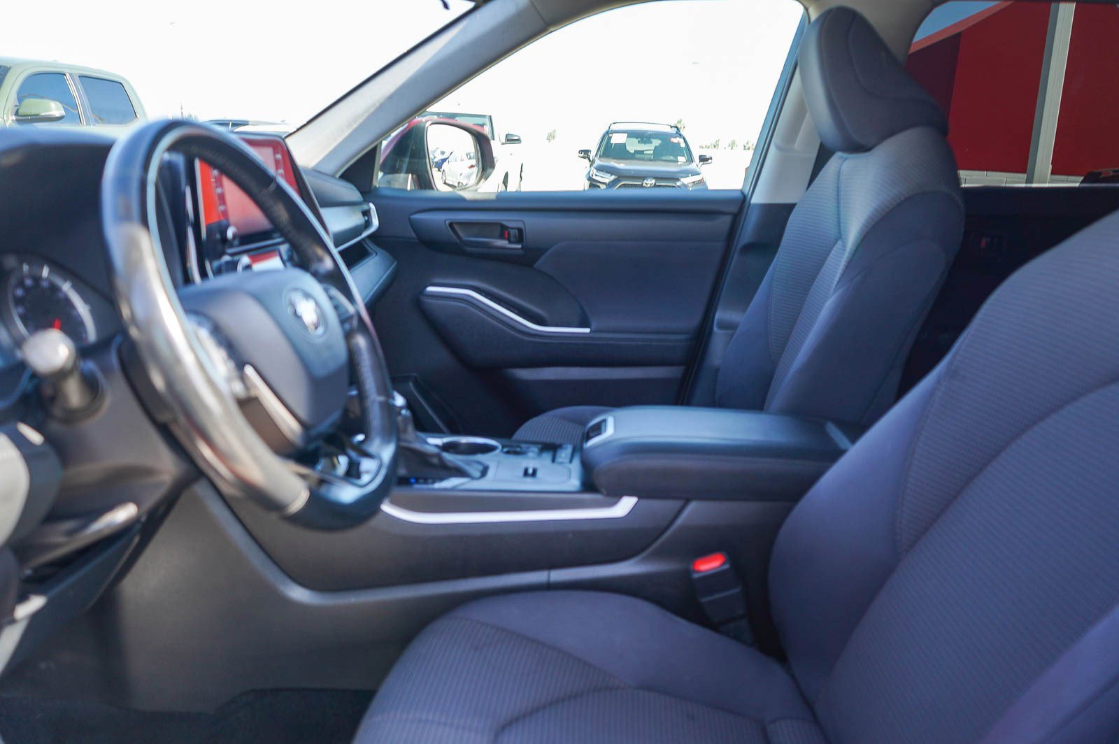 Used 2021 Toyota Highlander LE image 18