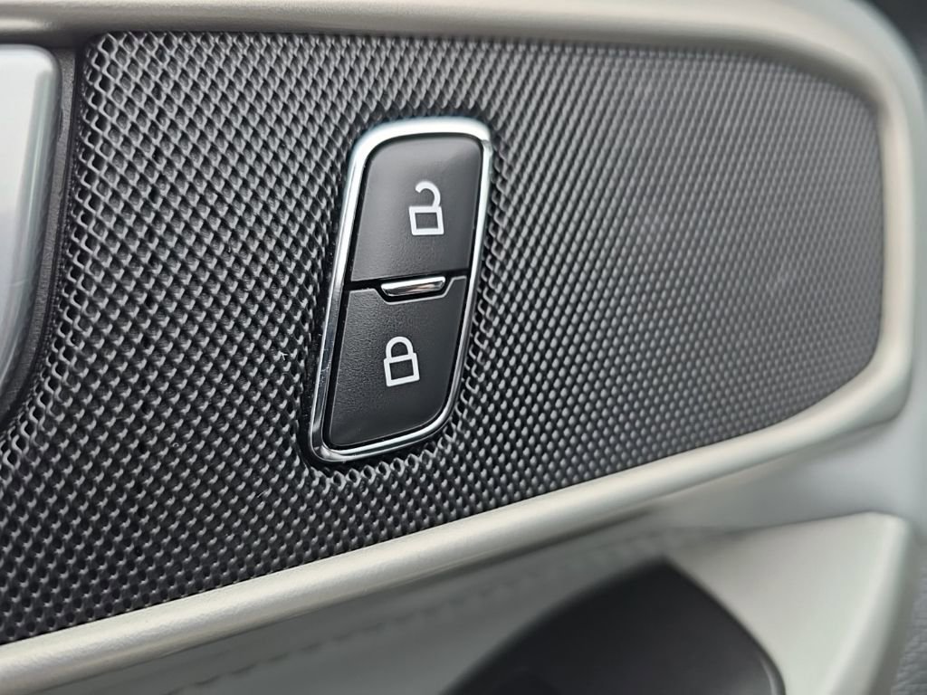 Used 2023 Ford Explorer XLT w/ Equipment Group 202A image 9