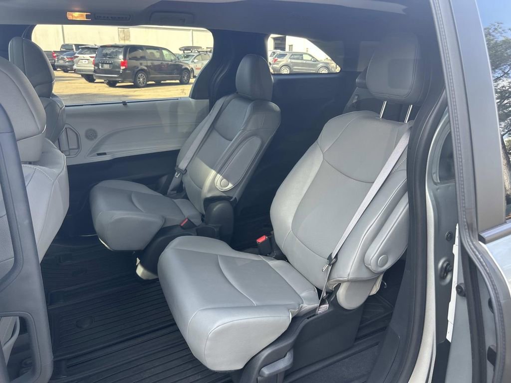 Used 2025 Toyota Sienna XLE w/ XLE Plus Package image 17