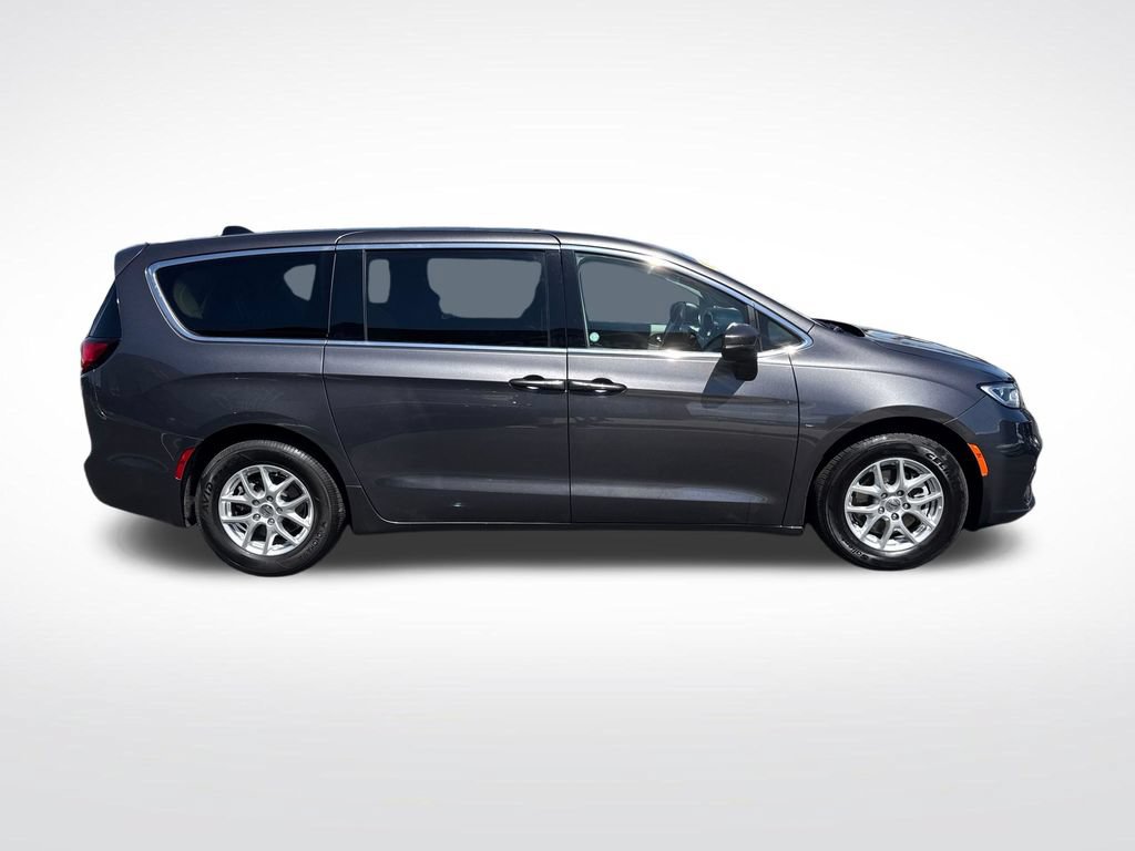 Used 2023 Chrysler Pacifica Touring-L FWD image 6