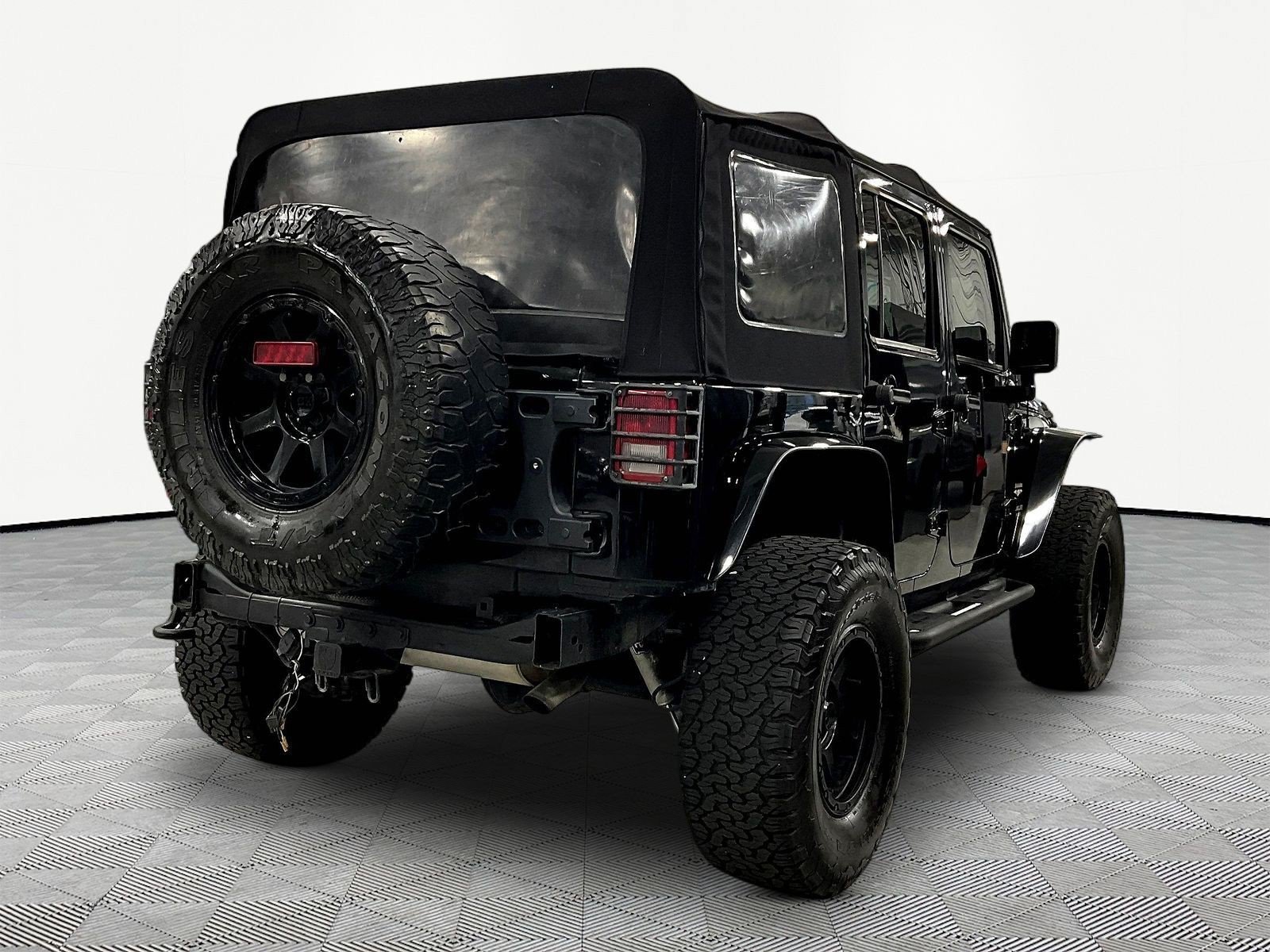 Used 2015 Jeep Wrangler Unlimited Sahara w/ Connectivity Group AWD/4WD image 6