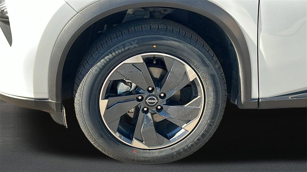 Used 2024 Nissan Rogue SV image 3