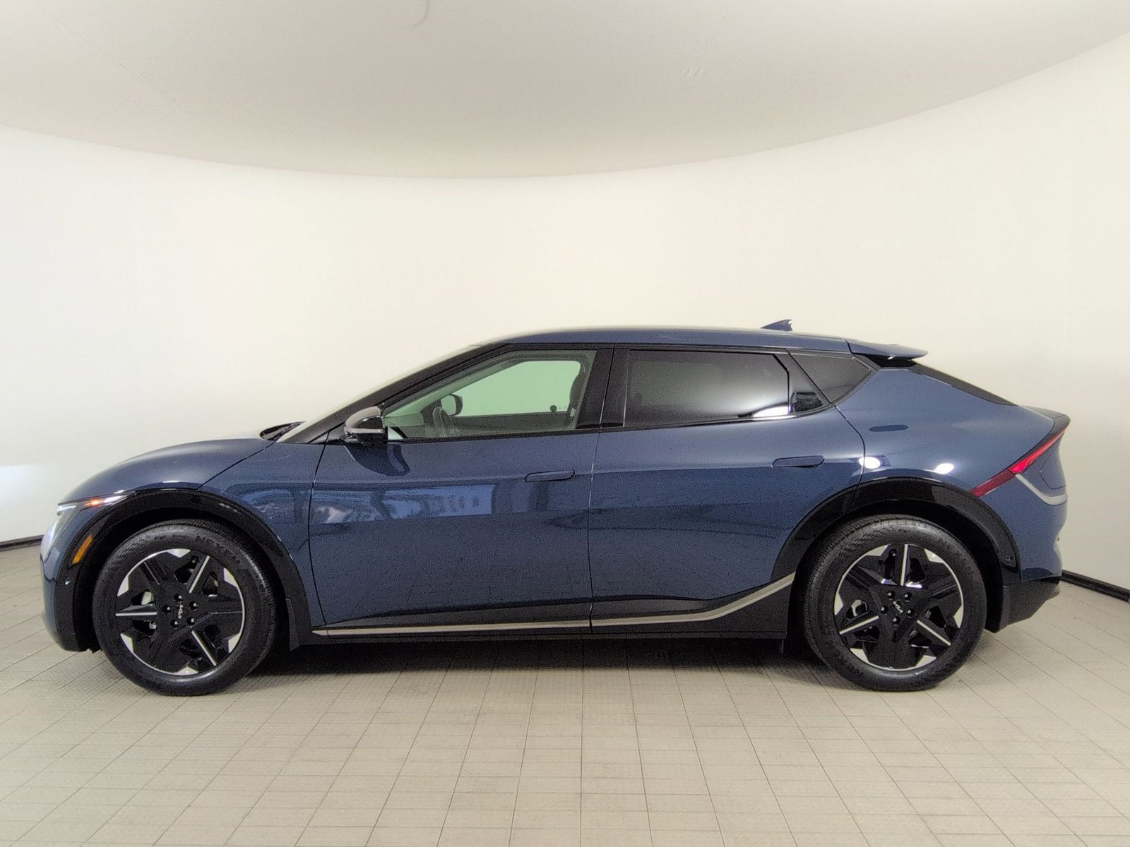 Used 2025 Kia EV6 Wind RWD image 2