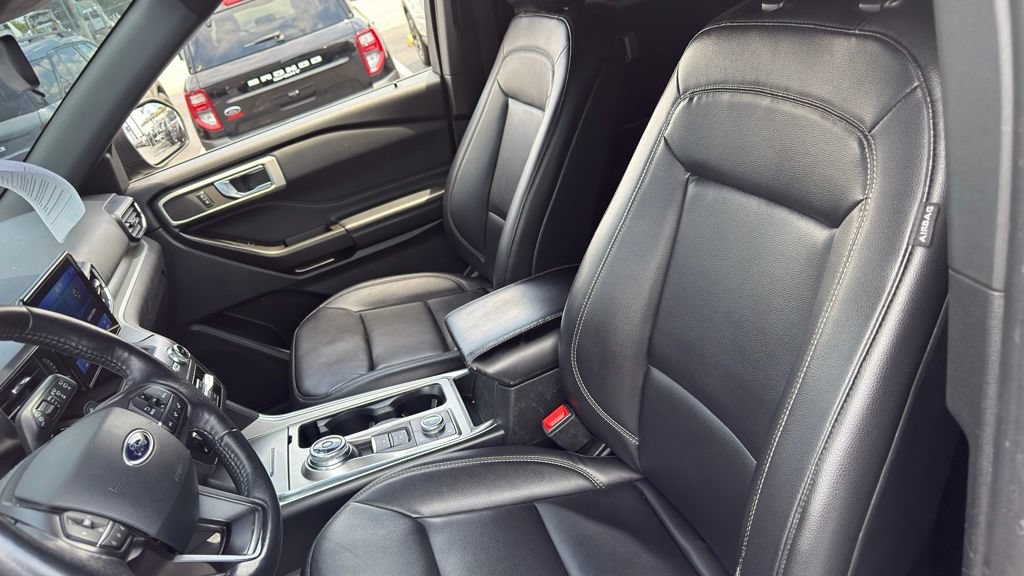 Used 2020 Ford Explorer XLT w/ Equipment Group 202A AWD/4WD image 11