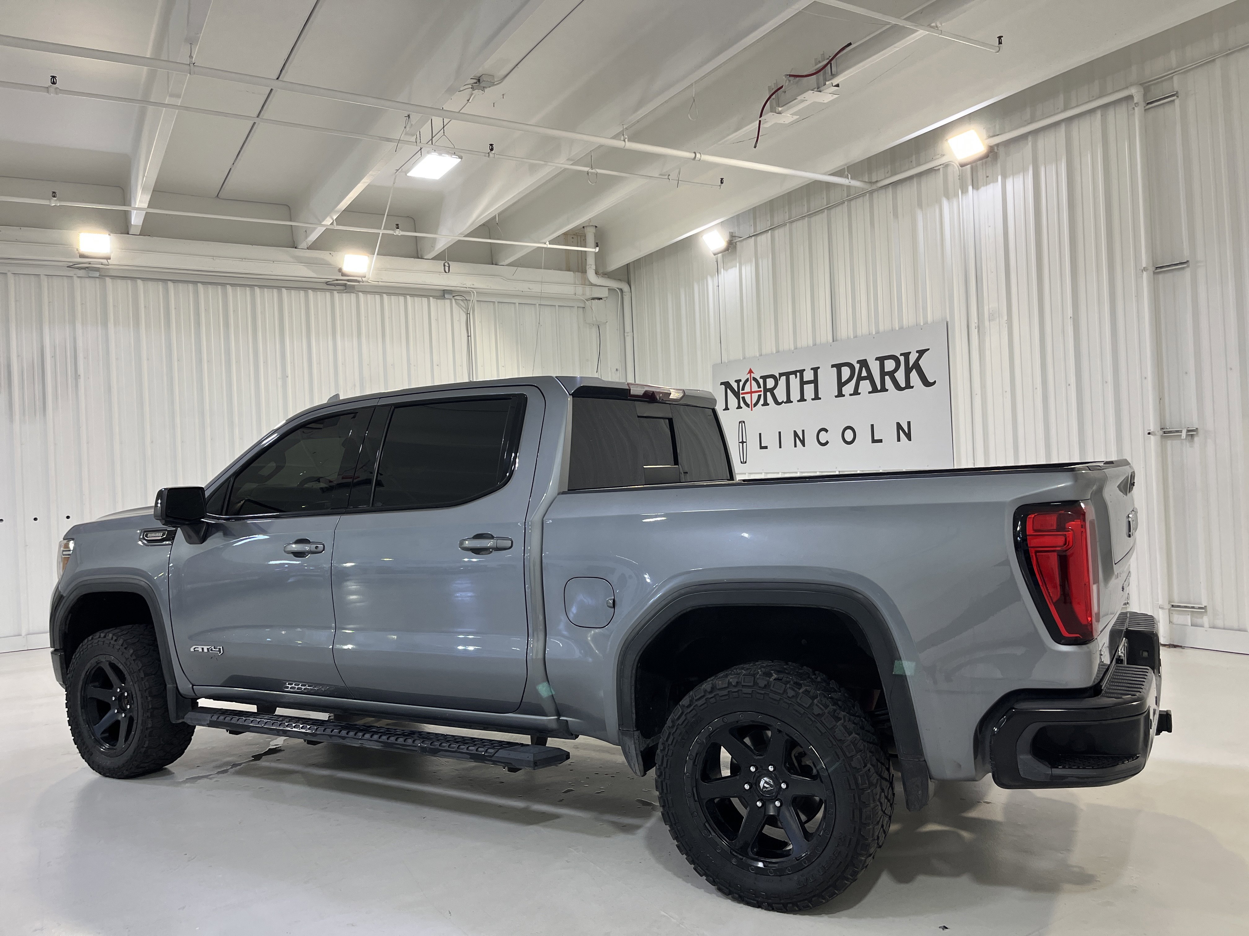 Used 2020 GMC Sierra 1500 AT4 w/ AT4 Premium Package image 3