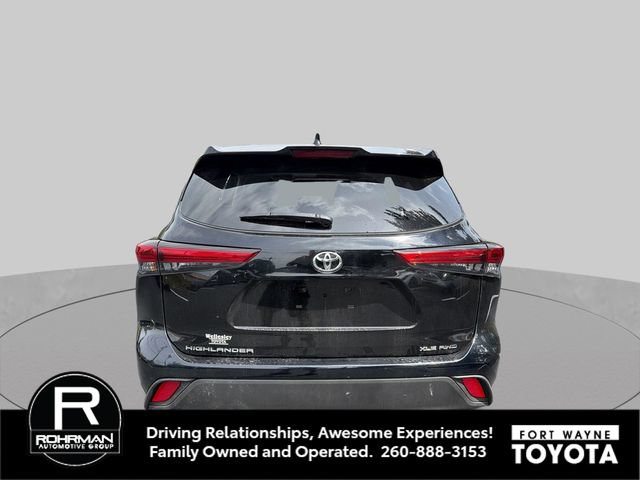 Used 2022 Toyota Highlander XLE AWD/4WD image 3