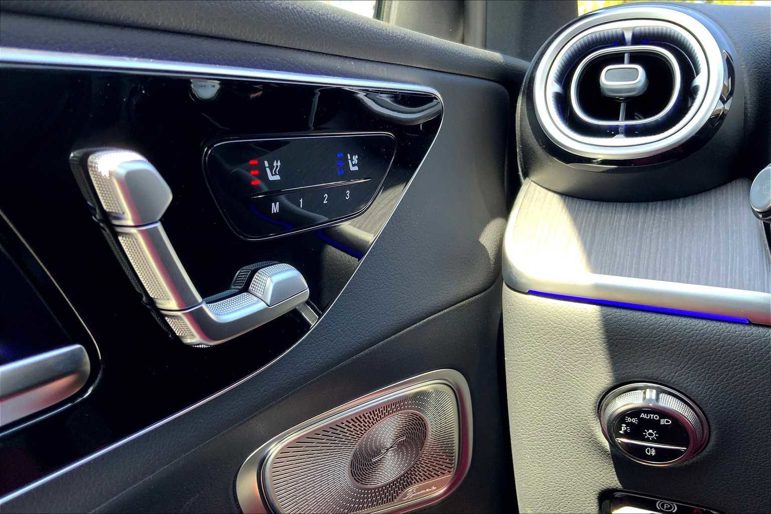 Used 2025 Mercedes-Benz GLC 300 4MATIC image 24