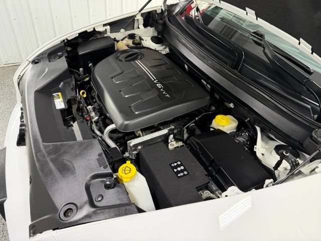 Used 2017 Jeep Cherokee Overland w/ Technology Group AWD/4WD image 29