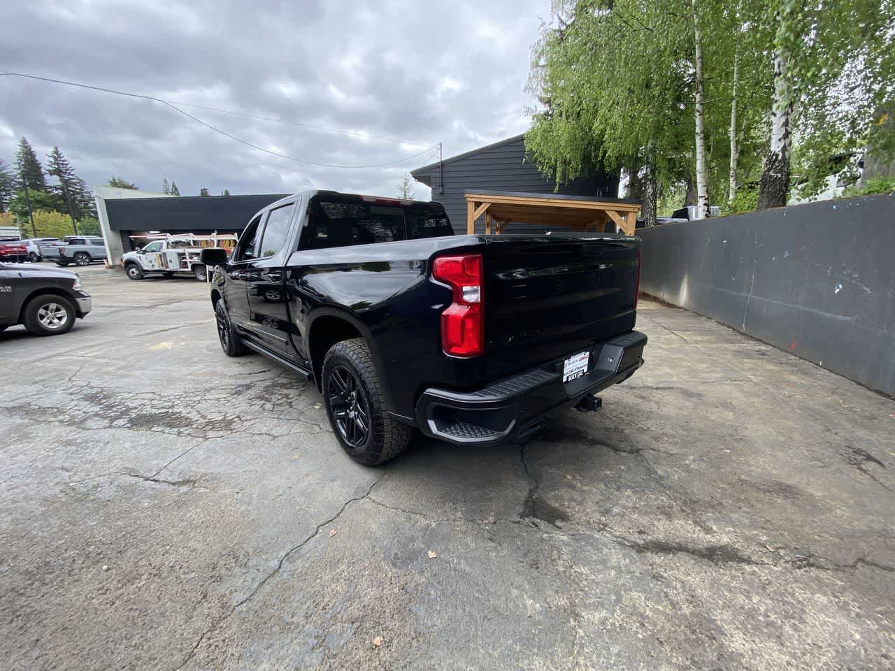 Used 2025 Chevrolet Silverado 1500 High Country w/ Midnight Edition AWD/4WD image 4