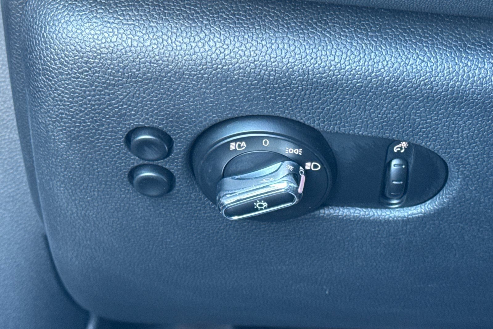 Used 2019 MINI Cooper 2-Door Hardtop w/ Signature Upholstery Package FWD image 29